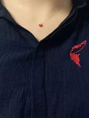 实物小红心真的真的真的好美腻，柔滑纯正的红心有特别精致的俏皮味道，却又在搭配的纤细金链中散发出优雅的气息。生活上班全百搭！