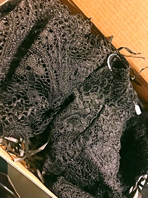 包装很好~服务卡和包装盒都很有质感。。。蕾丝的面料舒适度也还可以~只是不知道是因为蕾丝花纹的不同~还是因为款式的不同,两条手感略有差异,T-back那条略硬。。。不过就款式来说的确很棒~尤其是那条包臀款~真的很喜欢~洗后穿过会来追加评论~总体很好~好评!~ 包装很好~服务卡和包装盒都很有质感。。。蕾丝的面料舒适度也还可以~只是不知道是因为蕾丝花纹的不同~还是因为款式的不同,两条手感略有差异,T-back那条略硬。。。不过就款式来说的确很棒~尤其是那条包臀款~真的很喜欢~洗后穿过会来追加评论~总体很好~好评!~