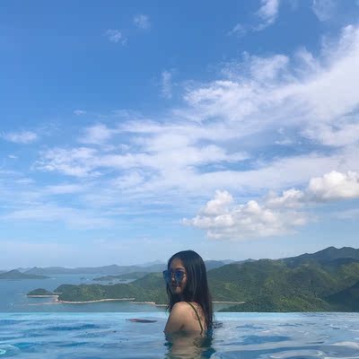 挺好看的，我觉得小性感 可以接受，比较喜欢分体泳衣所以这是第一套合适的耶。165净身高 110M码刚刚好，我还怕码数不标准特意换了大码的泳裤&hellip;&hellip;多此一举了；最后就是一个码数刚刚好。应该算是抹茶绿吧，这个颜色可能我偏小麦色不太好驾驭，肤色白的就挺好搭.