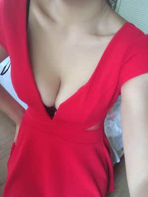 裙子很性感,漂亮,选的红色显白。 裙子很性感,漂亮,选的红色显白。