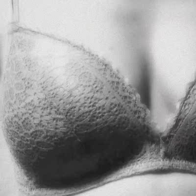 很棒！聚拢又不是那种纯粹为了聚拢而很厚的的材质，背带的镂空的很舒服很透气，一直很纠结要买哪个，找到这家买了两件很满意，希望能一直有货下去😂以后还会光顾的。拍了两件，店家一开始只寄了一件，和客服说了立刻补货，今天拿到了，服务也很好。