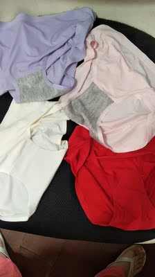 布料摸起来非常滑,很舒适的感觉,第一次尝试白色和红色,感觉非常不错。 布料摸起来非常滑,很舒适的感觉,第一次尝试白色和红色,感觉非常不错。