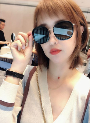 无意间看朋友圈有人发Ahkah的小红心就喜欢上了 正巧朋友在淘宝找代购买过 就让他推荐了这家店铺 拿到手第一感觉好精致 带脖子上特别显白 可爱又性感 真的超级喜欢