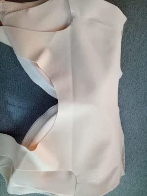 内衣很好穿，我买了一件这个，还买了一件有钢圈的，这个内衣很贴服耶，好穿，只有下面一点是厚的，上面都是薄的，透气，最近很流行穿这种内衣，所以我也买了一个，穿着真心不错，可以考虑再买两个。