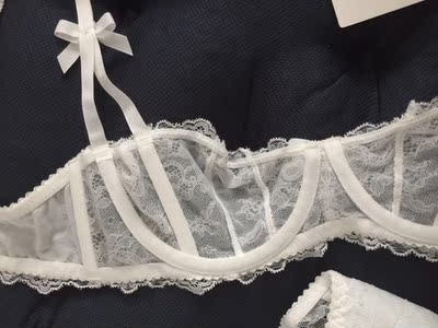 白色很好看，但是没有粉色那么少女、那么个性，但是基础色一定要有，搭配必需品，薄蕾丝确实凉快又透气，仙仙的~