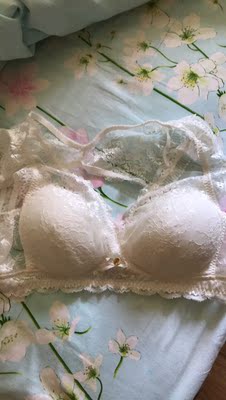 薄垫无钢圈穿着舒适，蕾丝风格适合夏天穿，客服人员态度很好，推荐尺码合适。 白色和黑色各入手一个，值得购买！