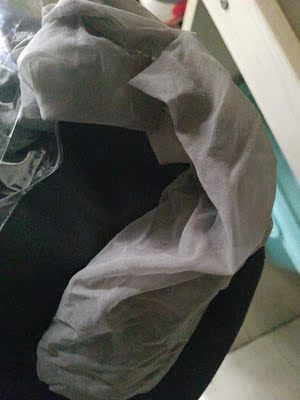 这个差评是一定给的，为什么呢？第一东西只是两条袜子，***就18块，还有图片为什么是一套的，逗我们的吧，第二质量太差了，才买来就是抽丝各种，颜色也和图片差距大，卖家真黑心，18块卖一双比地摊货还差的袜子，第三这袜子那么粗，是给200斤的人穿的吧?卖家你个辣鸡东西，真**会卖，我觉得大家不要为了2元返现包容这种卖家