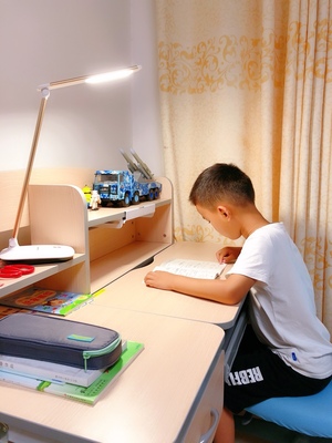 火爆的读书郎儿童学习桌怎么样，质量好吗？真的是实木的吗？