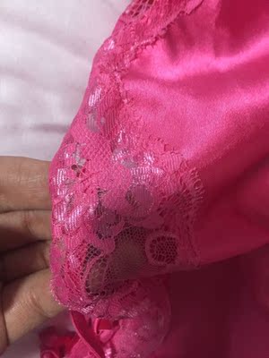 面料很丝滑 摸起来挺不错 关键做工很好，这个价格算是很值了 玫红色比较亮丽