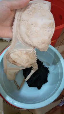 昨天买的今天就到了肤色的是在网上买的黑色的是在专柜买的两个一模一样可是专柜的价格就比淘宝上的价格贵淘宝比较实惠下次还会来买