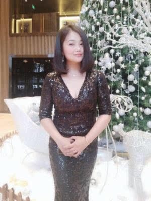 搭配衣服很性感，贴的时候要竖着贴，聚拢效果才更好，而且戴一天也不会掉，胸贴可以反复用，清洗之后自然干，保存好可以用多次，质量也很好，刚刚试戴了一下，按照步骤，简单方便，拍婚纱照穿了一天都没有掉，粘贴性很好，一点也不用担心会掉，隐形度也很好