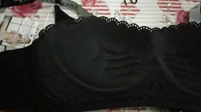 尺码标准，面料很舒服，特透气很好，妹妹看到也拍了同款，在商场问了问同款质量都买一百多，这个价能买到这么舒服的内衣真的很欣慰！真心不错穿着这个内衣很轻便的感觉，比较透气，不勒，发货又快，服务态度又好，还是挺满意的，又便宜，性价比很高，值得购买，老顾客了，来了好多次了，下次还要屯两件才行，简单上了几个图