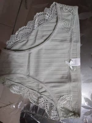 纯棉的，材质很亲肤，手感好，蕾丝花边漂亮。晚上洗过了不掉色，也不缩水。