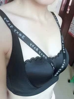 包装特别的好，很隐私，商家很用心，内衣质量特别好。一下就买了两套，棒棒哒，很好，上厚下薄的款式 这种无 钢圈文胸,很聚拢穿着很舒服，一点都不勒，没有平常内衣的那种束缚感，感觉价钱也很便宜，性价比很高，值得购买， 物流也很给力，客服服务态度也很不错，清洗了，不掉色，舒服，柔软。客服非常细心，摸着很软很舒服，变形什么的更不用担心了，一眼就相中果然没让人失望