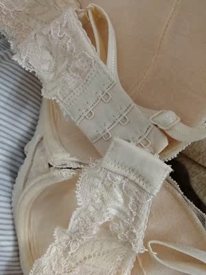 颜值不错，都是两排扣，肩带也比较细，但是不勒，只是个人觉得好厚，有垫子的那款把垫子拿掉后还是比较薄的，穿着也还好，emm&hellip;只是罩杯有点小，可能是因为海绵太厚了吧。本来想退的，但是因为已经洗了就不退了。