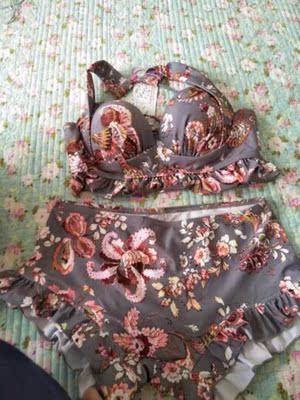 质量还可以，主要是不露肉肉，款式也好看！不错！