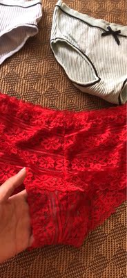 质量好，已经下水洗了，没变形不掉色，还送了一条蕾丝的红内裤，物超所值