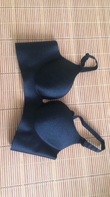 发货快，质量很好，柔软，没有异味。颜色跟图片一样，我拍的灰色的，夏天穿白色T恤也不会透。尺码标准。拢胸效果好。还会再光顾的。穿薄薄的T恤也不会透出文胸的花纹花边什么的。非常圆滑。希望洗后不会走型。收到后直接穿上了。无钢托好清洗，不勒不紧。不用担心胸部的肉肉跑出去了