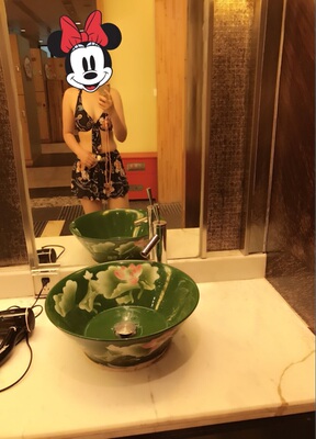 灯光有点暗,实际没有色差,可以遮住肉肉,bra也是聚拢的,裤子穿的中途有点紧,穿上去之后还合身,衣服也不错,质量不会很差 超级有范 灯光有点暗,实际没有色差,可以遮住肉肉,bra也是聚拢的,裤子穿的中途有点紧,穿上去之后还合身,衣服也不错,质量不会很差 超级有范