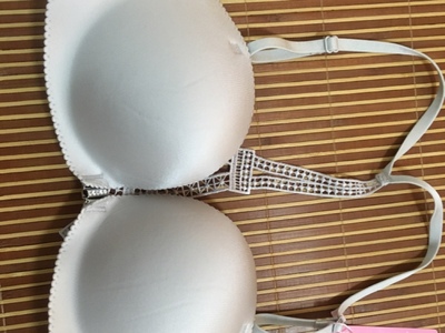 为了要买美背特意找的，觉得后面的塔这样设计很有个性啊，只是拿到手杯有点厚，第一次穿前扣式的有点不习惯