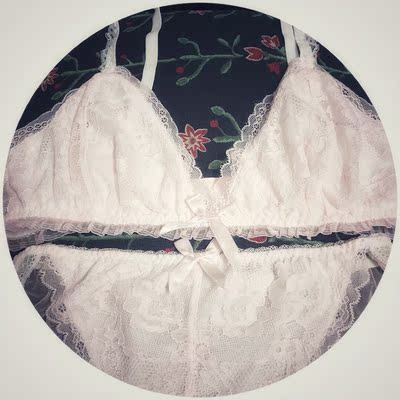 很温柔的粉色  上身柔软不扎肉 里面的胸垫可以拆😂