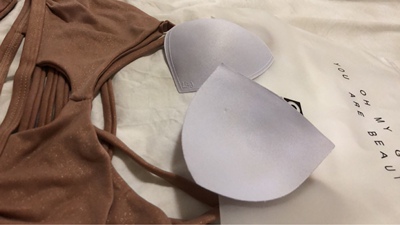 好看，布料手感特好，有点亮亮的～ 就是，内衬胸垫质量再好一些，缝线处，做工得再好一些，价格再贵一点都可以～