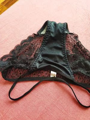 大小正好。质量一般般，很一般般。蕾丝料子一般般，缝的也很一般般。和别家同价位的质量没法比。