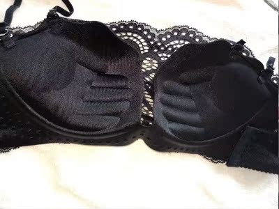 这款裹胸式内衣，薄模杯夏天穿特别合适；面料柔软，蕾丝边设计性感优雅；无钢圈的穿起来舒服没有束缚，舒适透气，防走光，无色差，聚拢效果也不错，显胸型，不勒胸，穿起来挺有型的。也不会害怕走光。比实体店便宜，经济实惠。内衣做工精细，店家态度好，发货快，物流超给力，值得推荐和拥有！本人拍了几张图片，给喜欢的美眉们参考！