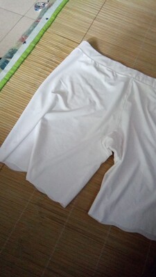 感觉是很好的打底裤啊，布料是滑滑的那种，黑的也不掉色，白的还不是透，最重要的是不会滑上去，