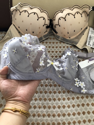 内衣很漂亮 手感也舒服 包装仔细哦，第一次购买这个牌子的内衣 试穿了一下尺码标准 等洗了穿过后 感觉舒服以后再来买。