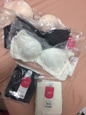 在实体店买的爱美丽穿着很舒服，才到网上来选的，没有钢圈的很舒服。第一次漏寄了一个，马上就给发过来了。超级飞机场中模的杯型都无力拯救，只有厚模才行，打来有轻微的味道。感觉网上买的偏大一点，我都要扣最左边的，专柜的只要扣最右边的。凑了淘宝的满减活动，结果还是爱美丽自家的买券活动便宜多了，要不是因为吊牌剪太快就要退了重新买过，太坑了