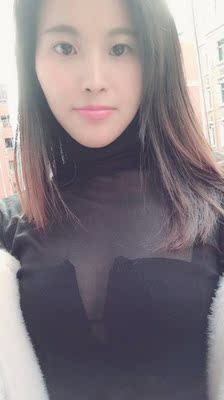 衣服很性感，但是手感很好，很显身材，还是有领子的，冬天穿也阔以，性感，有女人味～不错哦！