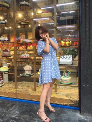 鞋子很轻 虽然跟挺高 但是穿着一点都累脚~ 鞋子很轻 虽然跟挺高 但是穿着一点都累脚~