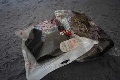 感觉有点厚实的样子，质量摸着很好，看着也很有型，比买的运动套装里的好多了。