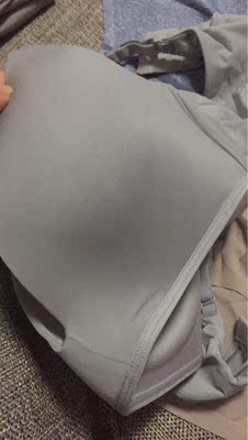 文胸还行吧，双排扣的，因为是光面的处理的不太好里面的面层有褶皱会有痕迹，罩杯不厚很开心不喜欢穿厚罩杯的。