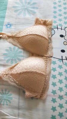 这款对我胸大的来说，真的很好穿，瞬间变小了，面料很舒服，真的很喜欢