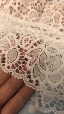 穿着很舒服，完全没有束缚感，蕾丝质量也很好，不扎肉。肩带可以调节，抬手衣服也不会往上跑。我配了一套胸垫，基本上什么衣服都可以搭了，很漂亮。运输途中有点小问题，客服也很好的解决了，服务很好。