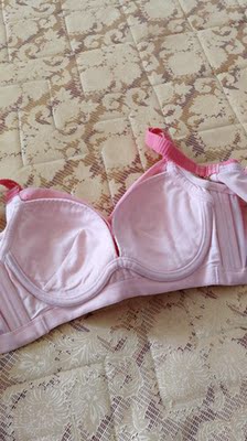 质量很好,手感摸着很舒服,价格比实体店便宜好多,上身感觉不勒,我先去实体店了看了,价格太贵。产品的包装也很好,送亲朋好友都挺不错的。喜欢的亲们可以下手 质量很好,手感摸着很舒服,价格比实体店便宜好多,上身感觉不勒,我先去实体店了看了,价格太贵。产品的包装也很好,送亲朋好友都挺不错的。喜欢的亲们可以下手