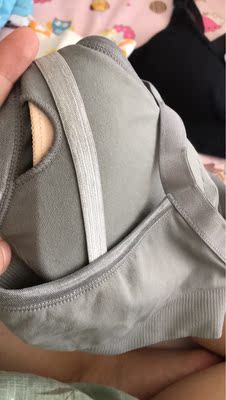 内衣料子很舒服，客服推荐尺码合适，不勒，弹力很大。