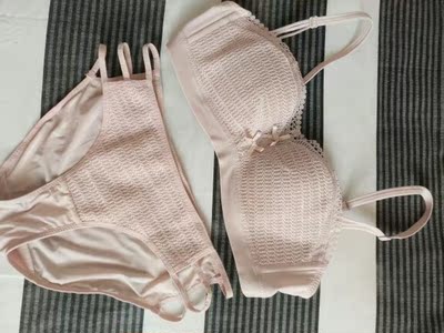 这件超好看 但是感觉尺码偏小 有点紧 这件超好看 但是感觉尺码偏小 有点紧