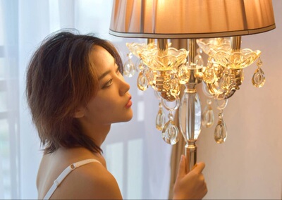 宝贝很棒！很好看百搭衬肤色！料子也很轻柔非常满意的一次购物