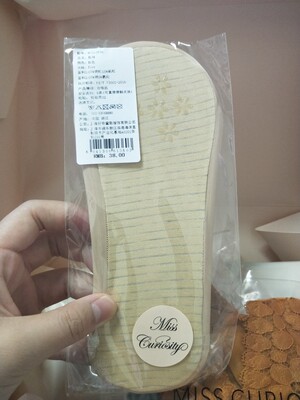 快递盒都被挤压的不成样子,尺寸是对的 适合贫乳的 还送了一双袜子 快递盒都被挤压的不成样子,尺寸是对的 适合贫乳的 还送了一双袜子