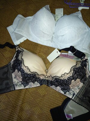 这款白色的聚龙效果更好些，穿上去没有不舒服的感觉