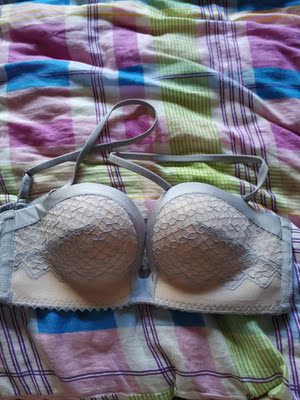 两边有点勒，穿着不是很服帖，细肩带很好。但是都是有圈的