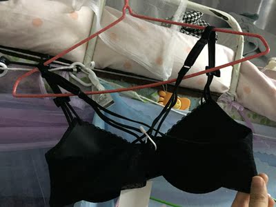 满意，耐思！是我喜欢的风格，前扣加美背都有了，而且还送了性感的小内内，包装盒子也是满满的性感女神范儿。面料也是棉的最合适。比较满意的一次购物，商家态度很好，我要求联系快递员放在丰巢柜子里也热情的帮我联系了呢。舒适治疗好的话，会回购的。