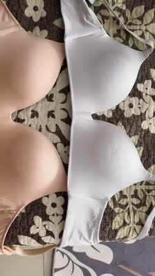 收到了,这款买了好几次,在不同的店买的,价格也不一样,做个对比吧。上面灰色的事在这家买的,下面肉色的在别家买的,别家要贵十几块,款式,用料一模一样,我怀疑就是一个工厂出的|・ω・`)但是灰色的海绵有点软趴趴的,新到的就有褶皱了,而且细节也相对粗糙,不过也算是物有所值。总而言之,贵的没吃亏,便宜的也没上当。 收到了,这款买了好几次,在不同的店买的,价格也不一样,做个对比吧。上面灰色的事在这家买的,下面肉色的在别家买的,别家要贵十几块,款式,用料一模一样,我怀疑就是一个工厂出的|・ω・`)但是灰色的海绵有点软趴趴的,新到的就有褶皱了,而且细节也相对粗糙,不过也算是物有所值。总而言之,贵的没吃亏,便宜的也没上当。