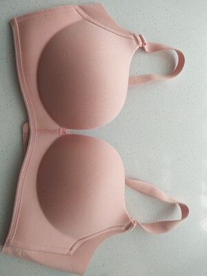 这款内衣穿起来很舒服，跟实体店尺码一样，应该是正品。买了三件（图二图三）都很满意，没有大家说的那么重的味道，洗衣液用温水泡一个小时，漂洗四次，晒干没有味道了。一直都是在实体店买，这个品牌的穿了十年了，第一次尝试网购，之前在实体店买的199一件的（图一），这里也是199，买得多用券后比实体店用会员卡稍微便宜一点。放心买吧，是正品，满意！