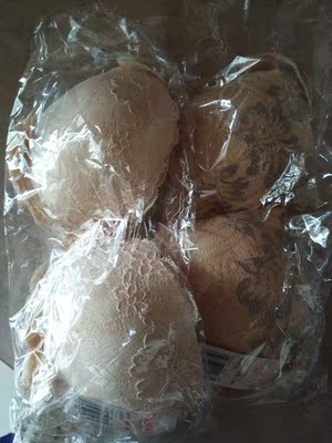 第一次买古今的内衣&hellip;&hellip;有黑色花纹的比较薄，整个内衣比较软，另一件就比较厚了&hellip;&hellip;厚的穿着估计不大舒服，可以买大一杯的！！！