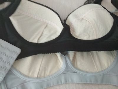 穿了一天，真的太舒服了，既聚拢又无束缚感，也不会移杯。这么 便宜的价格没想到能买到这么超值的内衣，一点不比大牌差。宝贝材质看起来很高档舒适度很好，款式也新颖，颜色很正，是我 想要的感觉。终于找到了一个可以信赖的店铺，客服的态度也超级好，真心推荐购买
