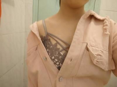 第一次在网上买内衣,很忐忑, 比了好多家。宝贝到了看了款式很漂亮,摸着手感不错,质量做工不错,物流很快,看包装就不错。包装很精细,卖家服务也好。 第一次在网上买内衣,很忐忑, 比了好多家。宝贝到了看了款式很漂亮,摸着手感不错,质量做工不错,物流很快,看包装就不错。包装很精细,卖家服务也好。